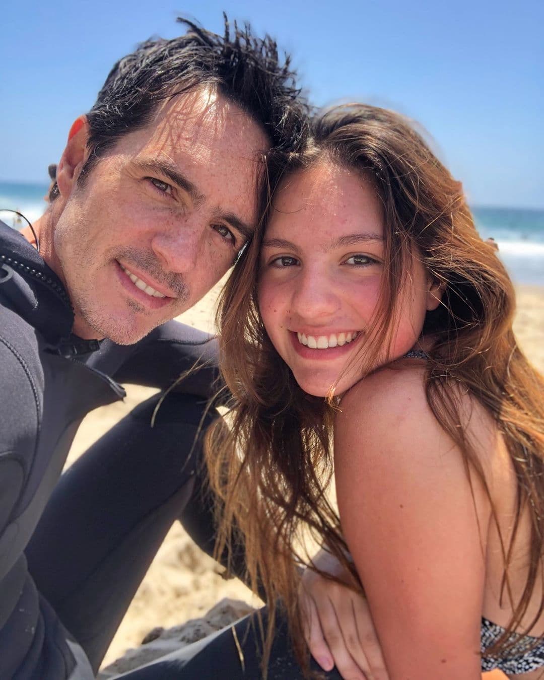 Mauricio Ochmann es papá de dos niñas: Lorenza, fruto de su primer matrimonio, y Kailani, a quien procreó con Aislinn Derbez. Sin embargo, el actor y su primogénita son casi gemelos y sus fotos en Instagram lo confirman.