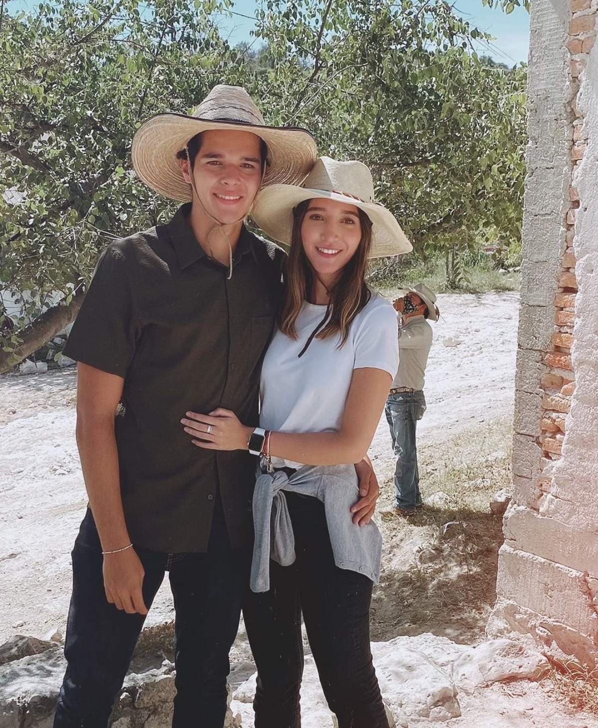 “Te amo como no tienes una idea”, “Felicidad pura”, “Mi otra mitad”, “Las sonrisas nunca faltan cuando estoy contigo” y ‘Más atardeceres contigo”, son algunas de las frases que los jóvenes intercambian en redes sociales.