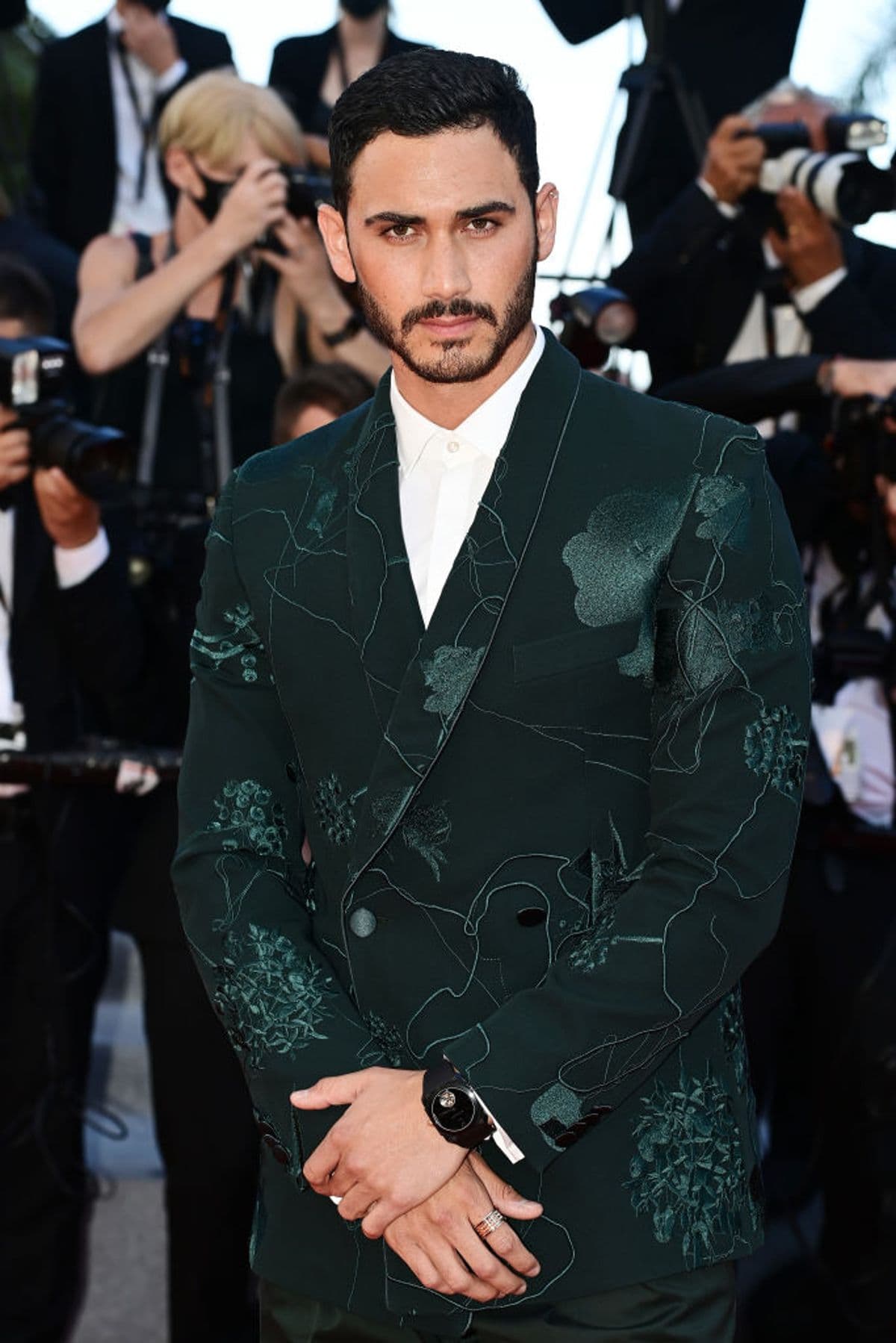 Alejandro Speitzer desfiló como todo un galán durante el Festival Internacional de Cine de Cannes, donde se dejó ver con un traje verde con estampado de flores.