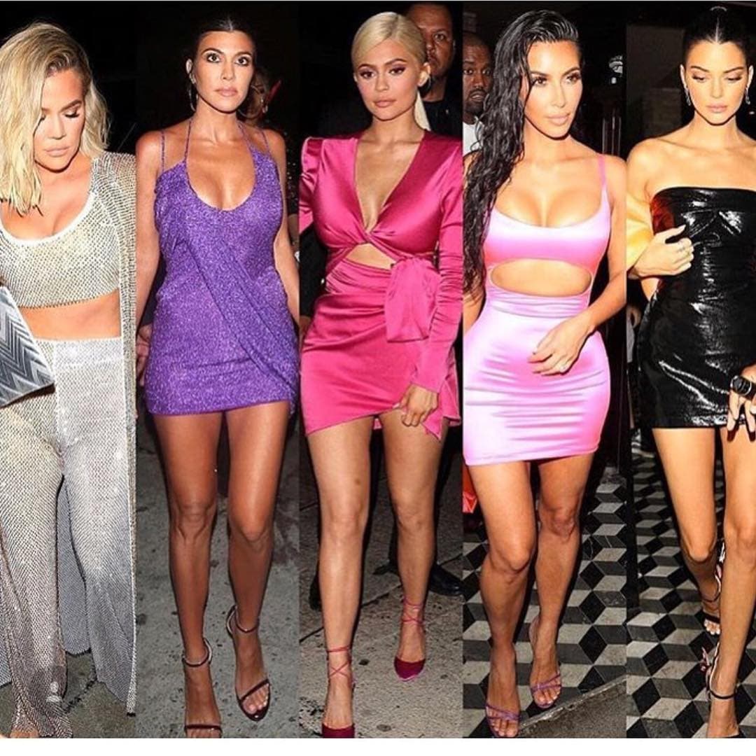 Kylie Jenner ofreció un fiestón en Los Angeles, California y todas las Kardashians se vistieron adhoc a la edad de Kylie y lucieron de lo más guapas y juveniles que nunca.