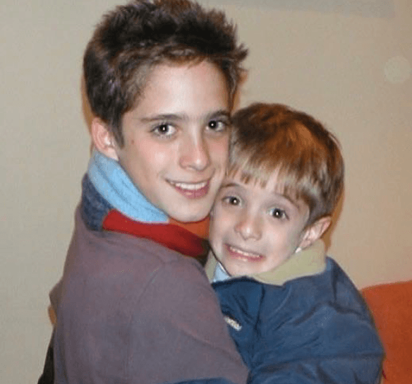Precisamente, este último, también ha llamado la atención en redes sociales, pues además de ser muy activo y postear constantemente, es idéntico a su hermano mayor.