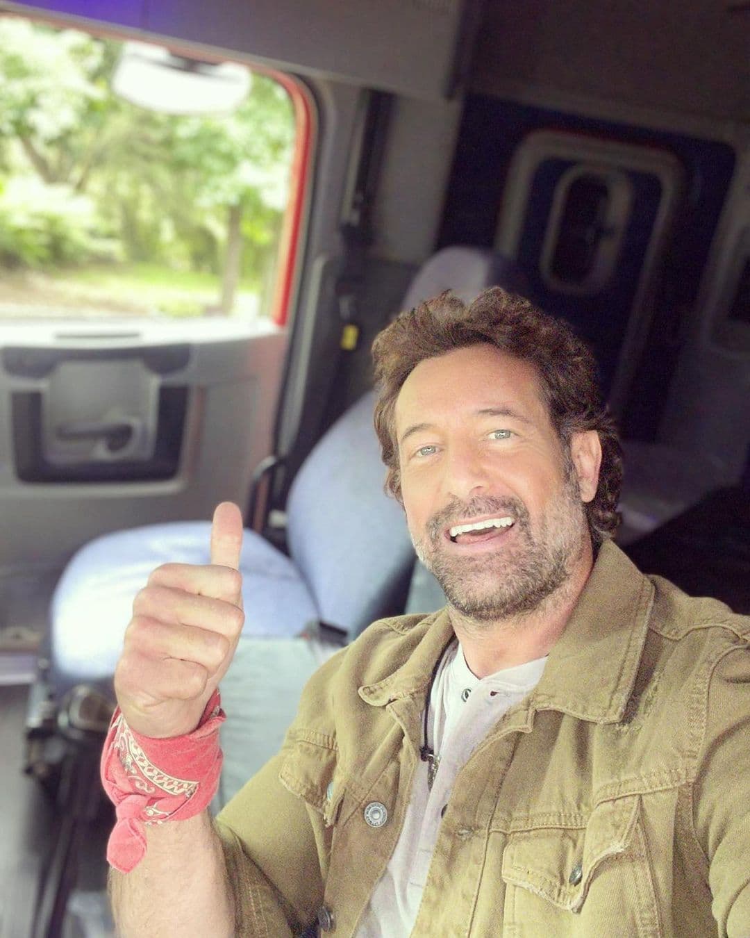 Gabriel Soto presume su propio muñeco tipo 'Ken'