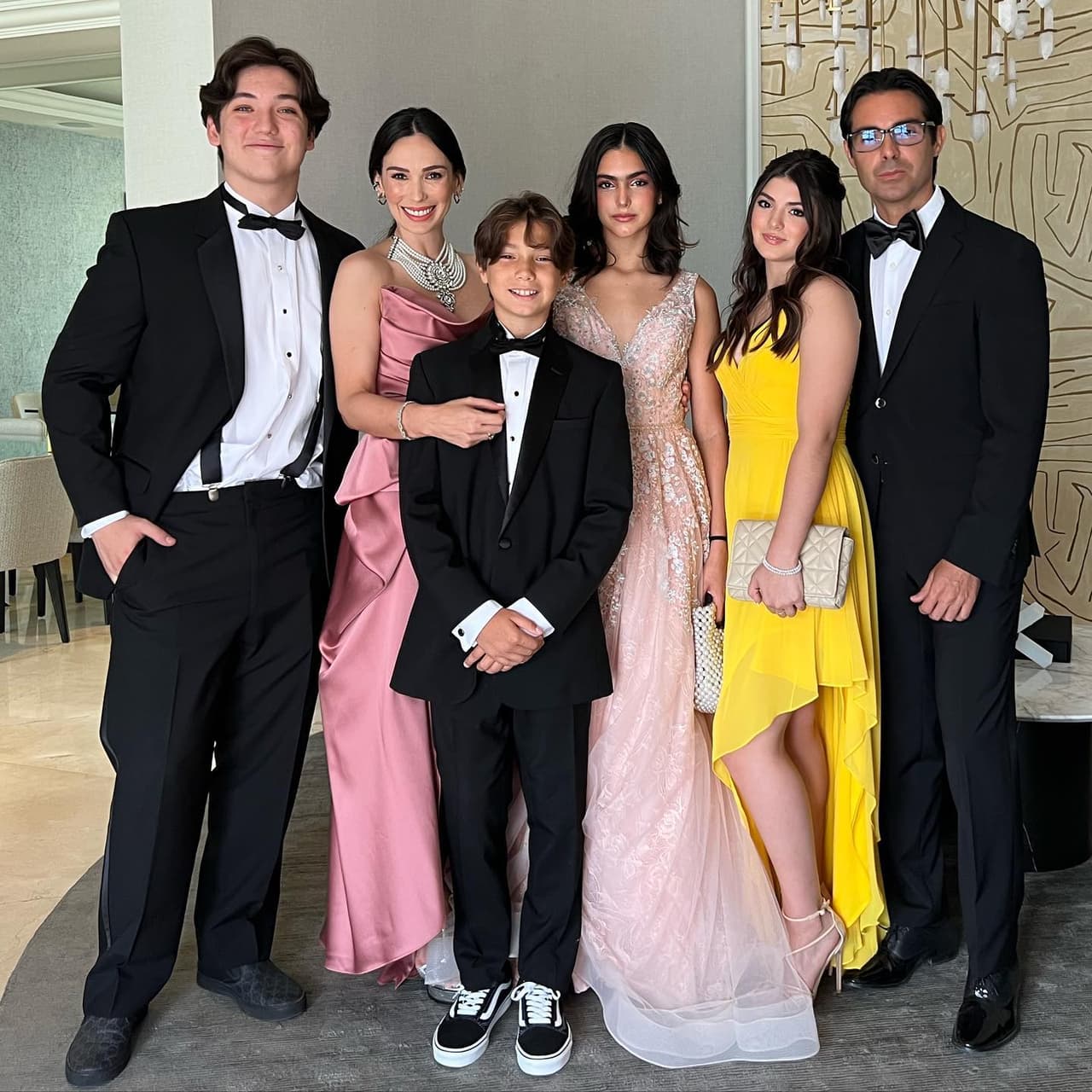 Ellos son todos los hijos de Ernesto D'Alessio y Charito Ruiz.