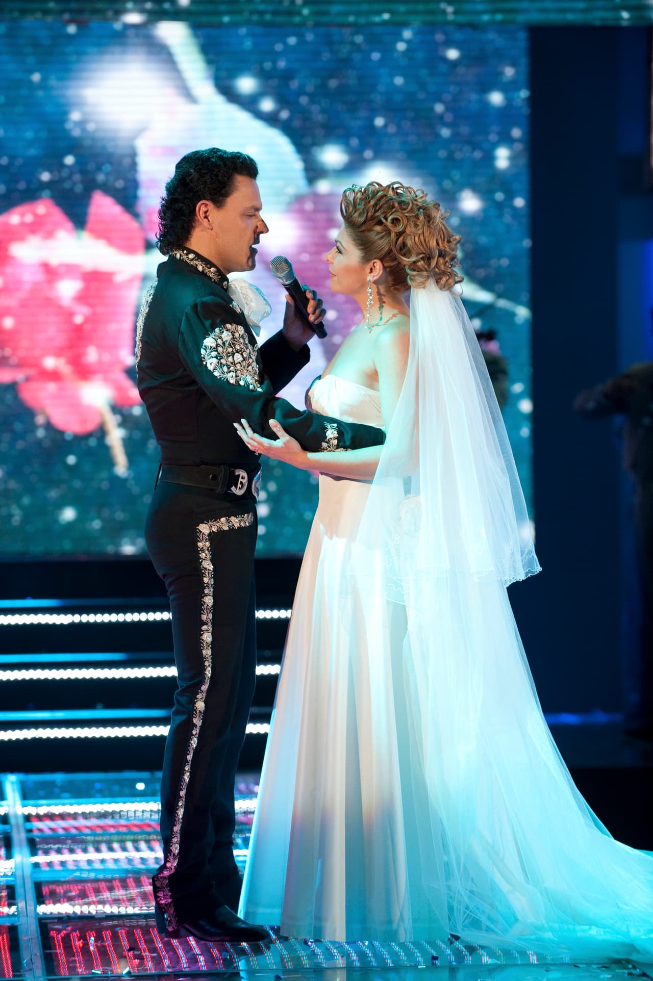 La primera boda llena de amor que registró uno de los personajes de Itatí Cantoral fue en ‘Hasta que el Dinero nos Separe’ (2009), ‘Rafael Medina’ (Pedro Fernández) le canta su amor a ‘Alejandra Álvarez’ (Itatí) en una unión nupcial donde la familia fue testigo.