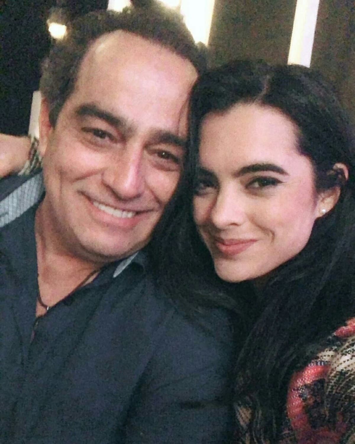 Scarlet Gruber es hija de la actriz venezolana Astrid Gruber y del cantautor Gabriel Fernández, exintegrante del grupo ‘Los Chamos’. Pero debido a que su mamá tuvo una relación con Omar Fierro, la joven considera al actor como su segundo papá.