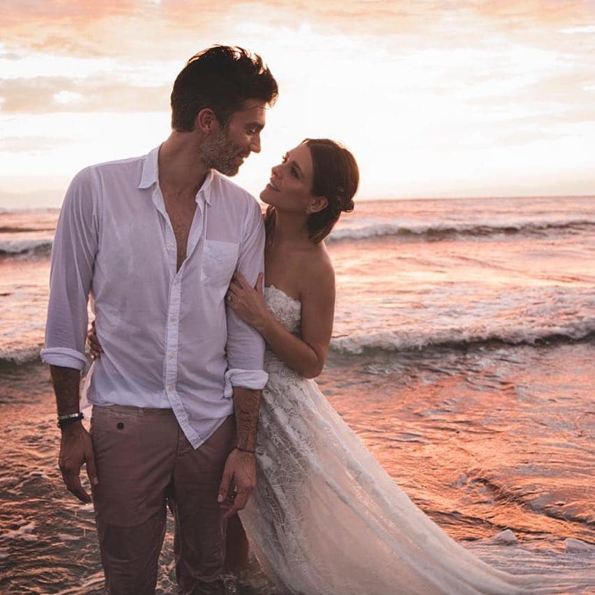 La boda se llevó a cabo en diciembre de 2018 en un íntimo lugar en el puerto de Acapulco, Guerrero, y entre los invitados estuvo Patricio Borghetti, expareja de Grettell Valdez, Ana Serradilla, Victoria Ruffo, Ramiro Fumazoni, Carlos de la Mota, Daniela Magun, entre otros.
