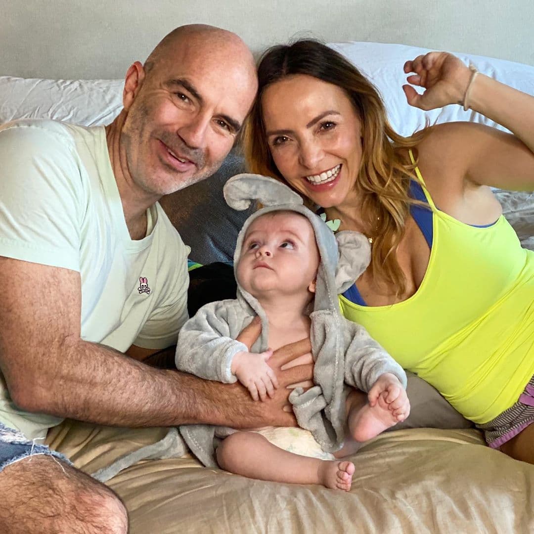 Erika Zaba tampoco se quedó atrás en su primer festejo como mamá. Además, en su Instagram publicó un video en honor a sus tres compañeras y amigas de OV7, M’Balia, Lidia Ávila y Mariana Ochoa. “Feliz Día de las Madres. Cuando las conocí hace 31 años, nunca me imaginé que llegara el momento de celebrar juntas un día como este. Les doy las gracias por que pude ver de cerca el amor y la dedicación con la que guiaron a sus hijos; hoy vivo lo que es ser mamá y amo sentirme bendecida por realizarme en el papel que sin duda es el más importante de mi vida”.