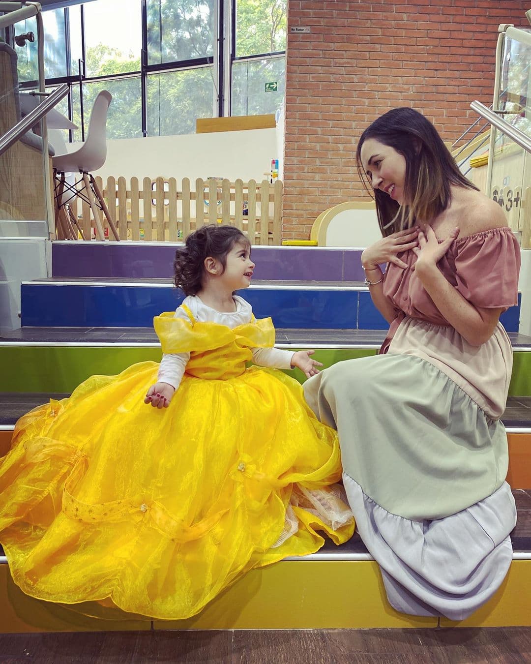 “Mi princesa que me hace sentir princesa... Amo estos momentos y la conexión que tengo con ella, aunque a veces siento que me la paso poniéndole límites y ella desafiándome, pero siempre regresamos a esta complicidad y amor. Te amo Isabella”, precisó como descripción de las imágenes.