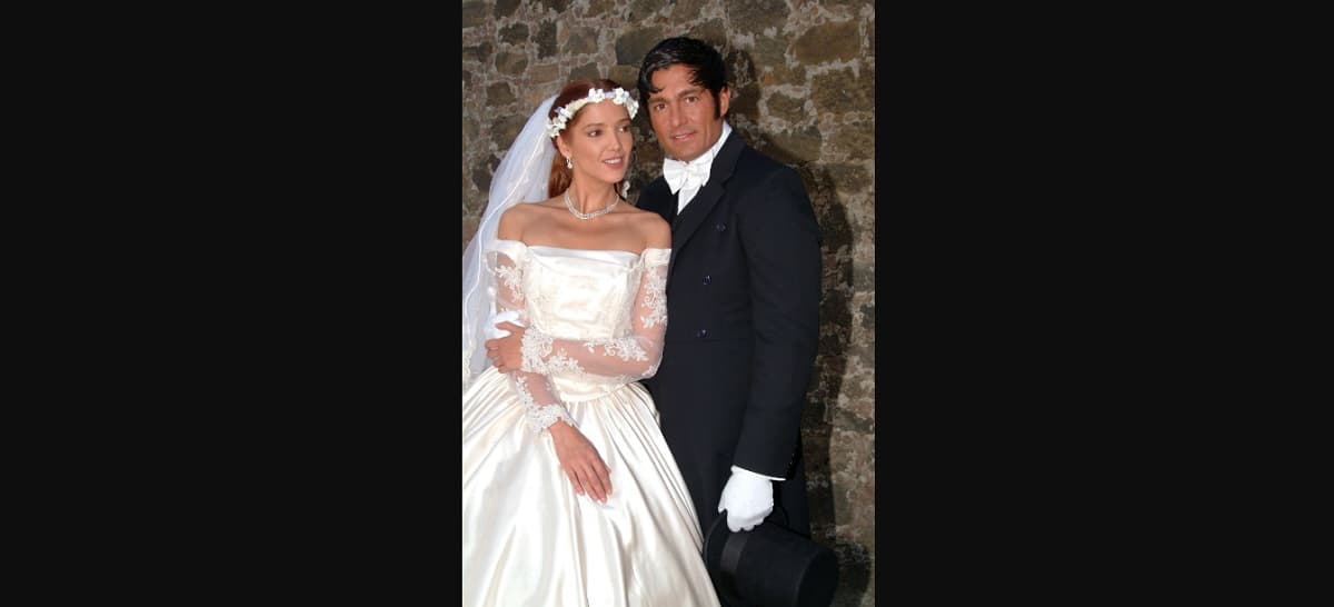 Adela Noriega se alejó de las telenovelas en 2008, después de protagonizar la telenovela 'Fuego en la sangre' con Eduardo Yáñez; actualmente sus fans pueden verla en la retransmisión de 'Amor Real' en Tlnovelas.