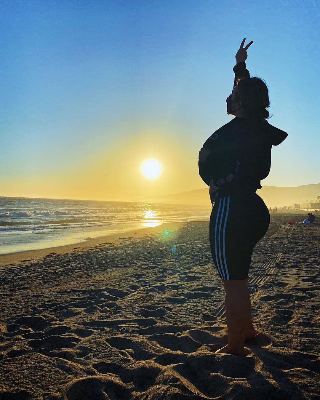 En respuesta, la hija de Jenni Rivera compartió una foto con la leyenda: “La cura para cualquier cosa es el agua salada, sudor, lágrimas o el mar”. Horas después, la cantante hizo otra publicación en la que señaló: “Lo que más deseo es paz”.