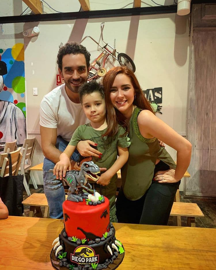 Ariadne Díaz dejó ver que la temática de la fiesta fueron los dinosaurios, por lo que hasta el pastel contó con un diseño inspirado en la famosa saga Jurassic Park.