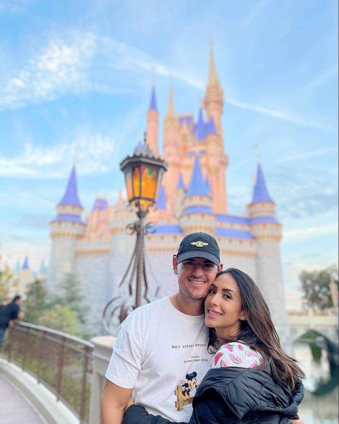 Cynthia Urías está casada con el béisbolista Jorge Cantú desde el 2014, con quien tiene 3 hijos.