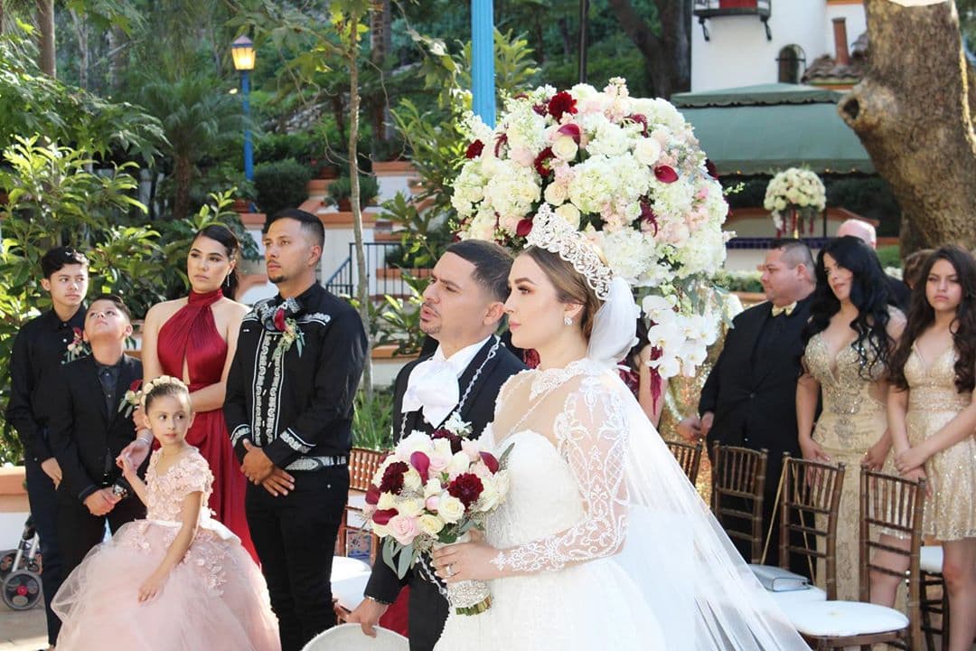 La pareja se casó en California, Estados Unidos en una boda privada. Posteriormente en su show Larrymania se pudo disfrutar todos los detalles de la boda.
