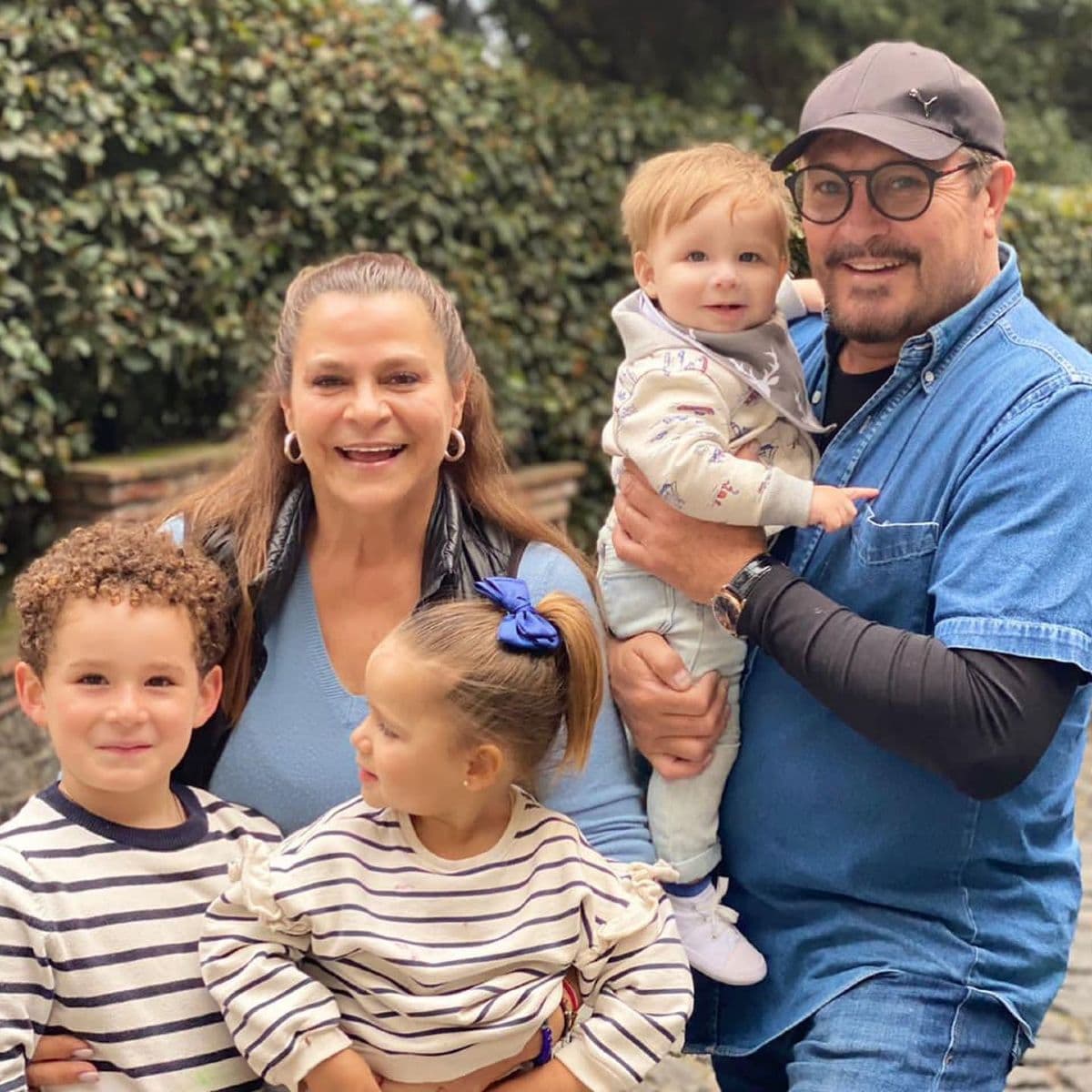 Arturo Peniche y Gabriela Ortiz comenzaron su historia de amor en 1980, llegando al altar justo dos años después; como fruto de su amor nacieron sus hijos Khiabet y Brandon Peniche, quienes años después los convirtieron en abuelos. ¡Conoce a los nietos del actor!