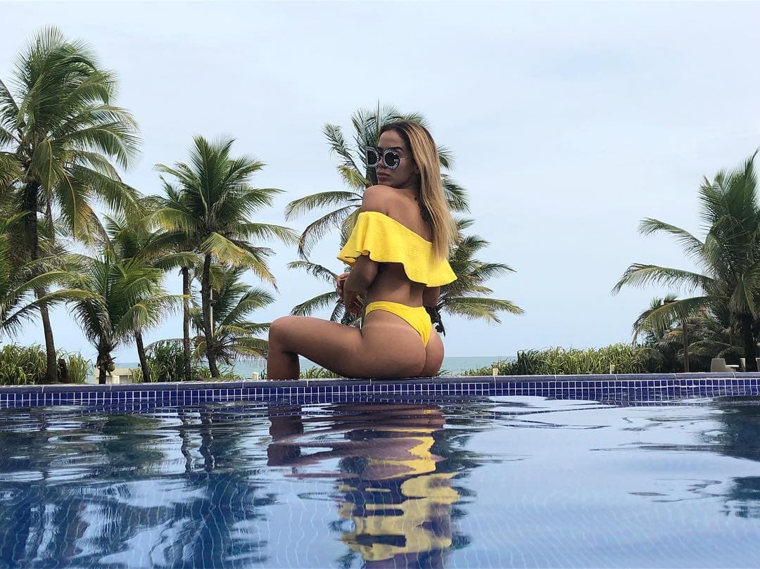 Su nombre real es Larissa de Macedo Machado; es originaria de Río de Janeiro, Brasil.