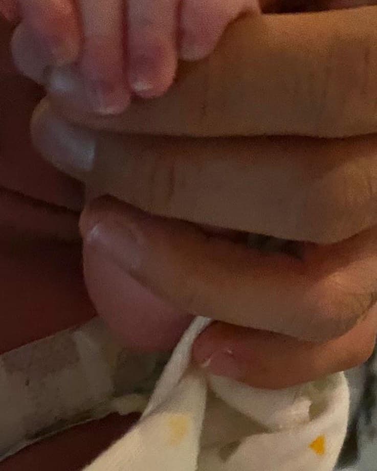 Tras nueve meses de espera, Adrián Uribe y Thuany Martins anunciaron el nacimiento de su bebé la tarde de este 25 de octubre. La primera imagen de la pequeña fue compartida en las redes sociales de Televisa Espectáculos, desde donde se puede observar la mano del conductor sosteniendo la de su bebé.