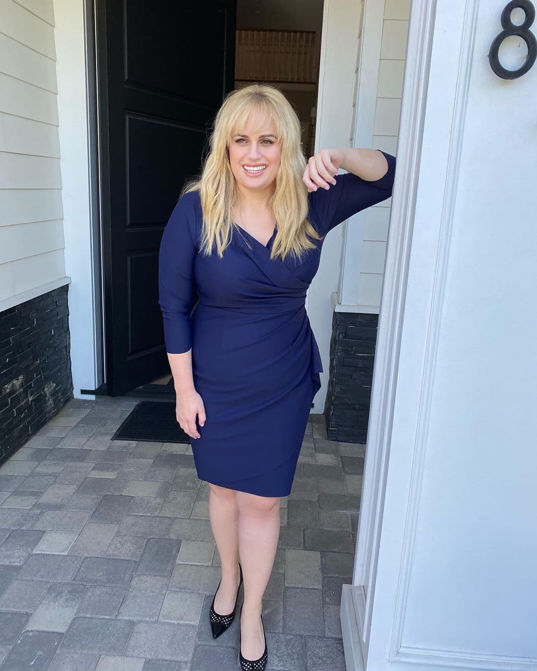 Rebel Wilson sorprendió al aparecer con un vestido azul entallado, que recalcó su drástica transformación y el cual acompañó con un mensaje, en el que destacó que estuvo a punto de renunciar a su objetivo.