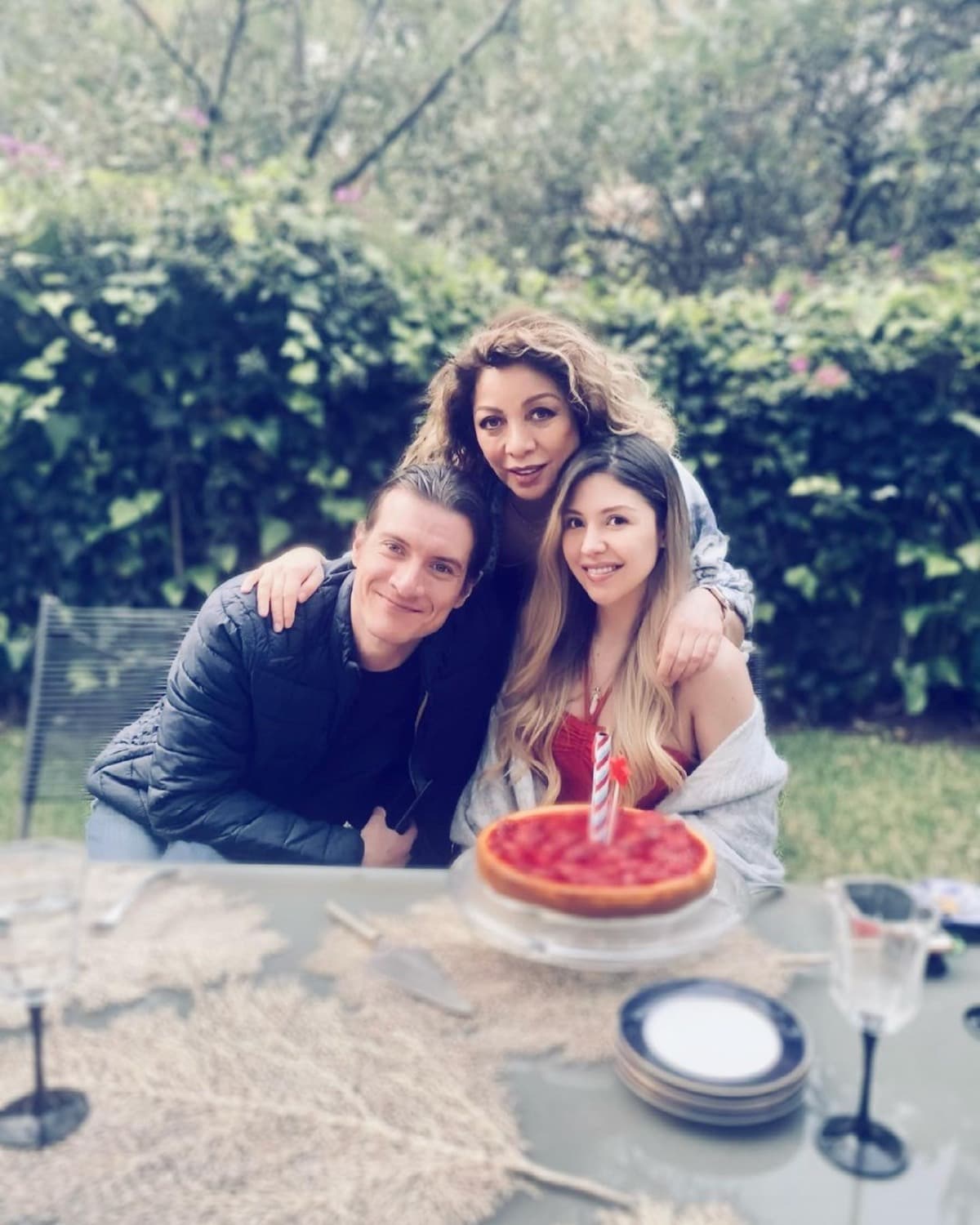 Aunque no es muy activa en redes sociales, en marzo de 2021 presumió a sus fieles admiradores cómo celebró su cumpleaños número 28 junto a su mamá y su novio.