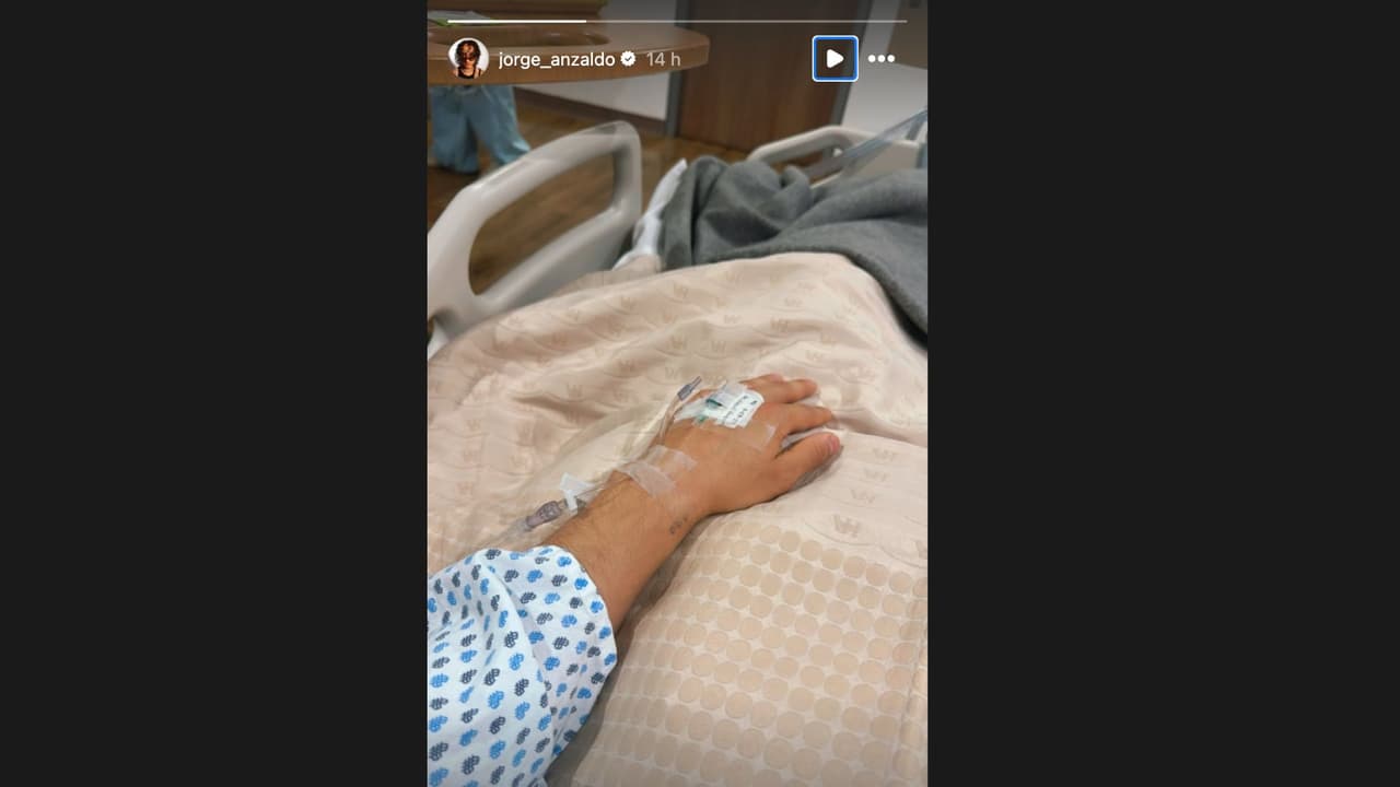 Jorge Anzaldo publica foto desde un hospital.