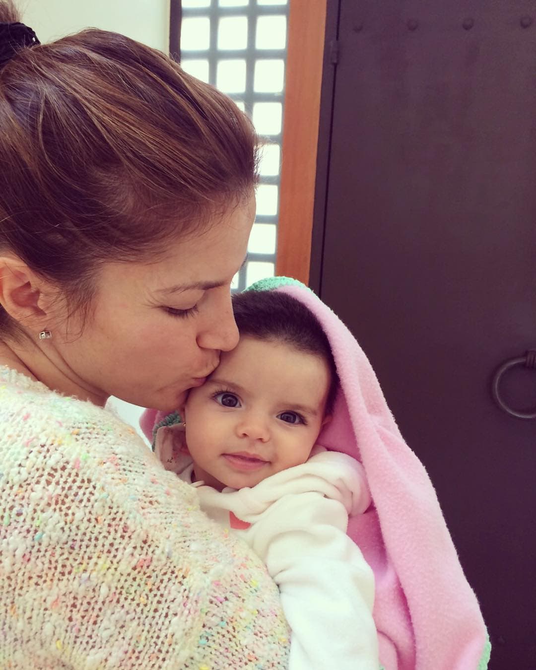 En las fotografías, los seguidores de la cantante y el comediante han destacado que al igual que Aislinn, Vadhir y José Eduardo, Aitana ha heredado los rasgos físicos de su famoso papá.