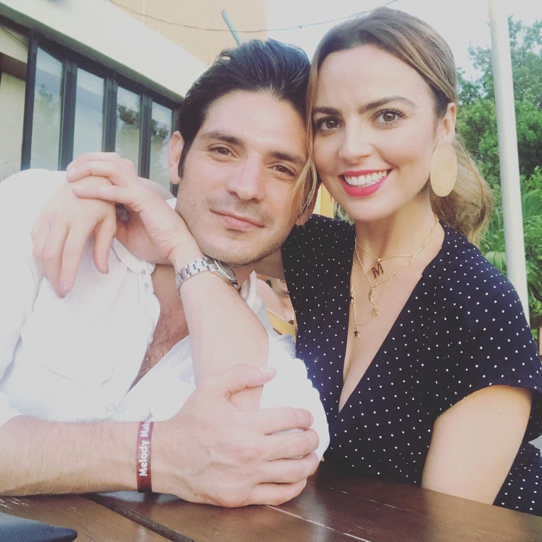 Mariana Torres no solo triunfa en el aspecto profesional con su protagónico en ‘Fuego Ardiente’; en el ámbito personal no podría estar más feliz y plena, luego de que este fin de semana la actriz se comprometió con su novio Jonathan Nienow.