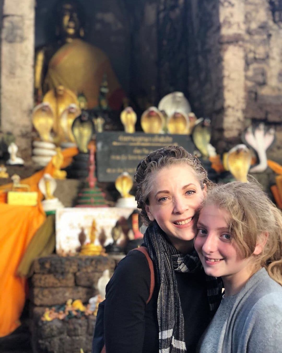 A los 40 años,
<b>Edith González</b> dio la noticia de que sería madre por primera vez. Constanza llegó al mundo en agosto del 2004 y, hasta el 2008, la actriz dio a conocer que el padre era el político, Santiago Creel. Desde que Edith falleció, Creel tiene la custodia de la hoy adolescente.