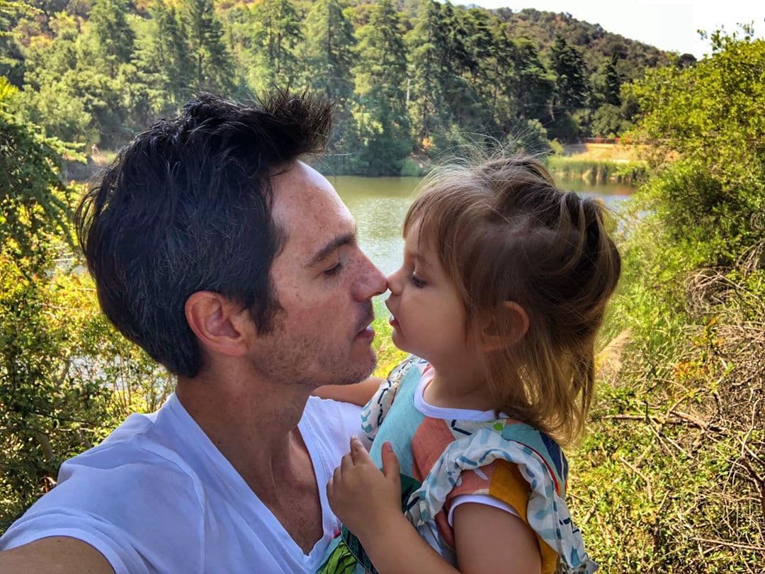 Mauricio Ochmann publica foto junto a Kailani y fans se postulan para ser madrastras de la pequeña