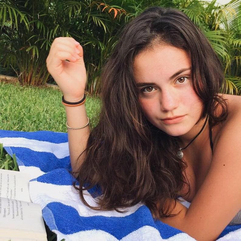 Gracias a su perfil personal, se sabe que la joven vive en Nueva York y que es hermana de Kristel Casteele, quien dio vida en 2004 a ‘Fernandita’, sobrina de ‘Rubí’.