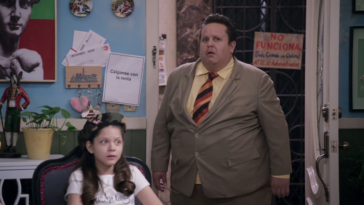 El administrador llega y descubre el hueco en la pared que conecta ambos departamentos...