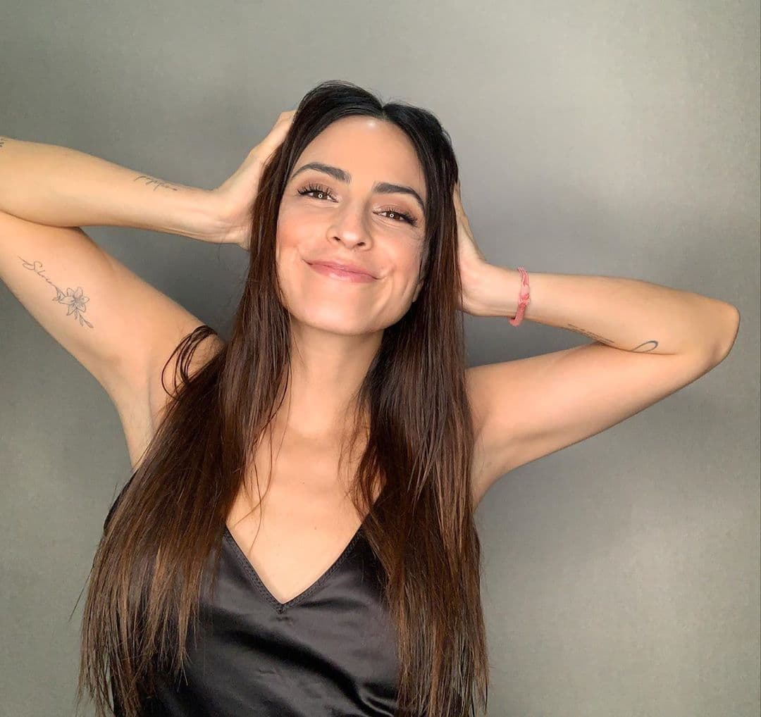 Su fanatismo por los deportes no se limitan a la comunicación sino que también es amante de disciplinas como el atletismo. Ha participado en maratones avanzados de 21 y 24 kilómetros además practicar surf.