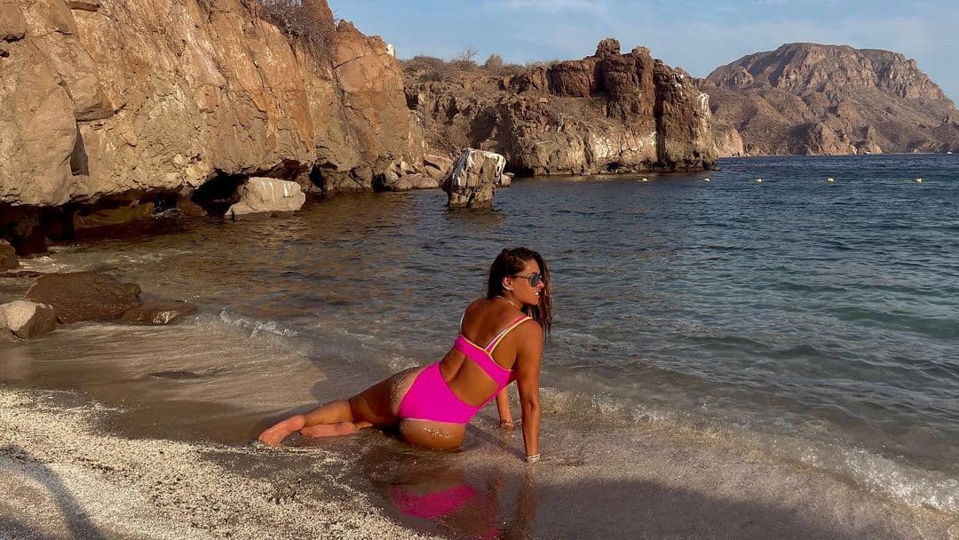Pero estas no fueron las únicas fotografías por las que Galilea Montijo llamó la atención, pues la protagonista de ‘La verdad oculta’ también lució cuerpazo en un increíble traje de baño en tono rosa.