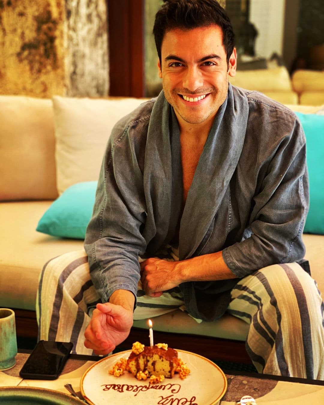 Carlos Rivera se somete a drástico cambio de look y así reacciona su novia Cynthia Rodríguez