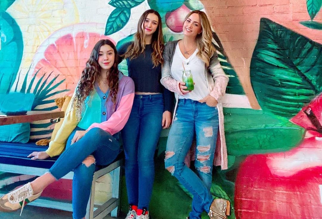 Hijas de Andrea Legarreta impactan al lucir más rubias que nunca y famosos enloquecen: ‘Dos muñecas’
