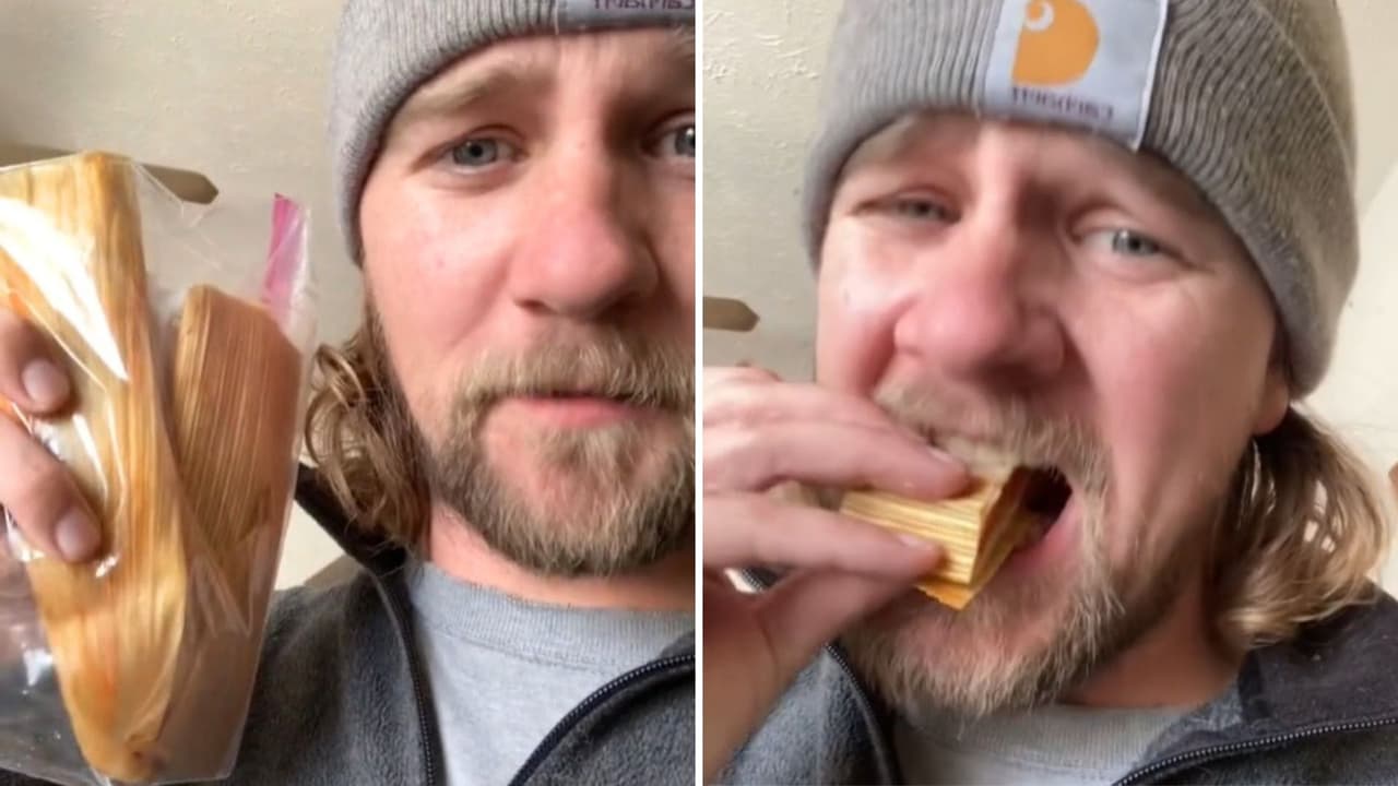Estadounidense come tamales y mexicanos lo critican por hacerlo mal: "Es sacrilegio"