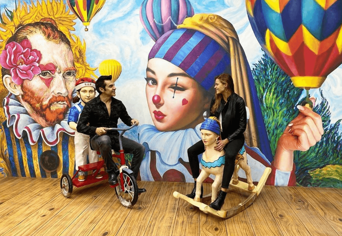 El 22 de septiembre gritaron a los cuatro vientos que estaban enamorados. Ambos compartieron en redes sociales la noticia. “Y de repente llegaste y todo cambió”, escribió feliz el comediante. Adrián asegura que su relación inició el 26 de abril.