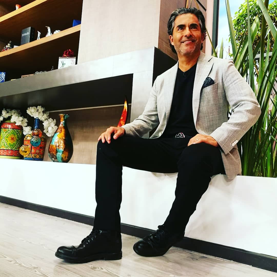 A los ocho años comenzó su carrera, dejando ver que triunfaría por su simpatía, atractivo y talento.