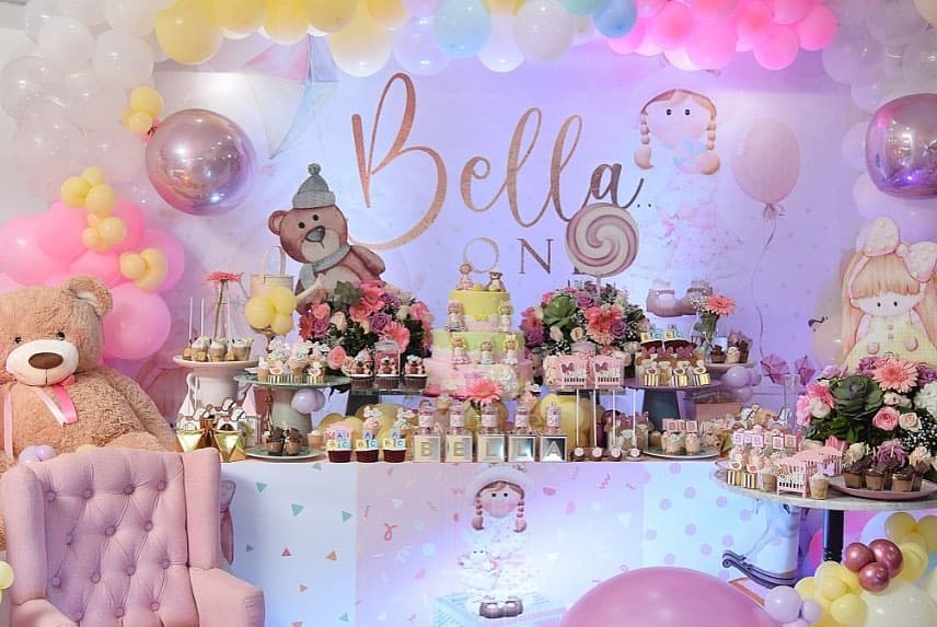 La actriz mostró gran parte de la decoración, la cual contó con un gran letrero con el nombre de Bella; globos en colores rosa, blanco y amarillo; figuras de muñecas y ositos.