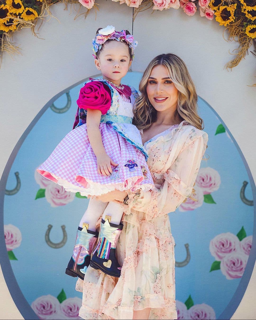 En 2016, Álvarez comenzaría una relación con Fernanda Gómez, quien es su actual esposa, y con quien en 2017 concebiría a la pequeña María Fernanda.