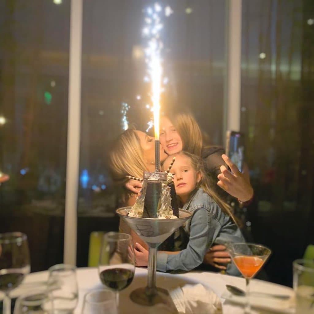 En cuestión de cinco horas, Geraldine Bazán consiguió más de cien mil ‘Me gusta’ y cientos de mensajes, en los que tanto famosos como sus seguidores, le desearon lo mejor por su cumpleaños. “Muchas felicidades, la familia siempre es el mejor regalo”, “Tus niñas te dan esa sonrisa tan hermosa”, “Que lluevan bendiciones para tus hijas y para ti, lo mereces”, entre otros.