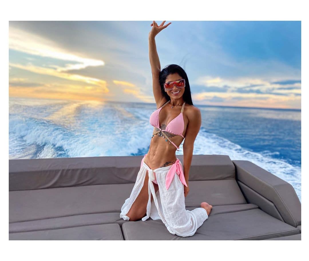 La intérprete de ‘Vacilar’ se volvió tendencia en redes sociales por presumir más que su abdomen plano con diminutos bikinis, que enfatizaban tanto sus tatuajes como sus curvas, las cuales son resultado de su disciplina con el ejercicio y una dieta saludable.