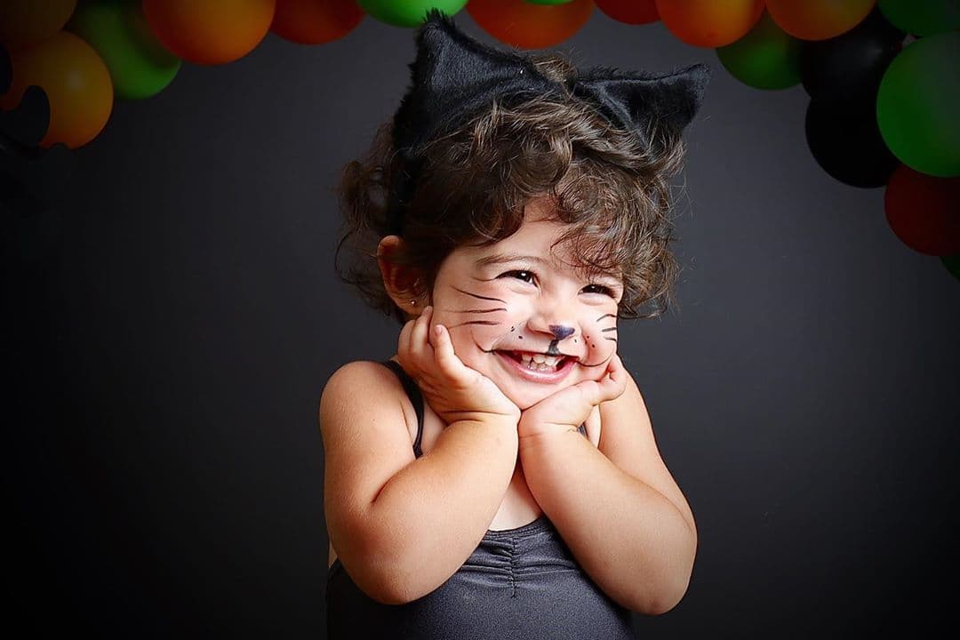 Fátima Torre también ha mostrado lo tierna que luce su primogénita pintada como gatita y luciendo un atuendo mexicano.