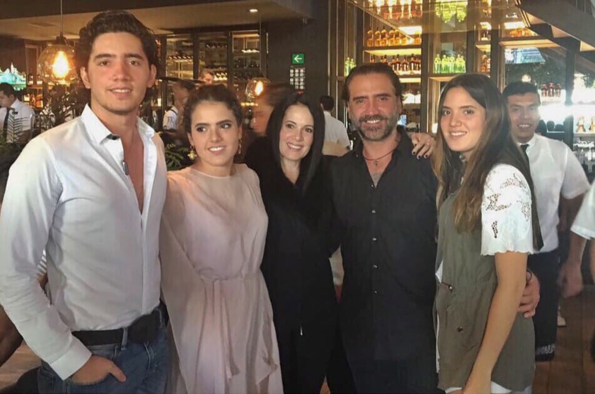 El intérprete de ‘Me dediqué a perderte’ se casó con América Guinart en 1992 y tan solo seis años después se separaron, conservando una gran amistar por el bienestar de sus tres hijos: Alejandro y las gemelas, Camila y América.