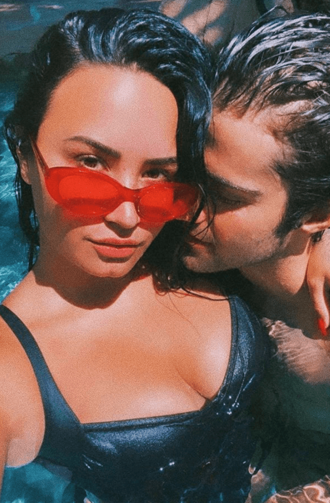 Demi Lovato anuncia que se casará con Max Ehrich y presume enorme anillo de compromiso