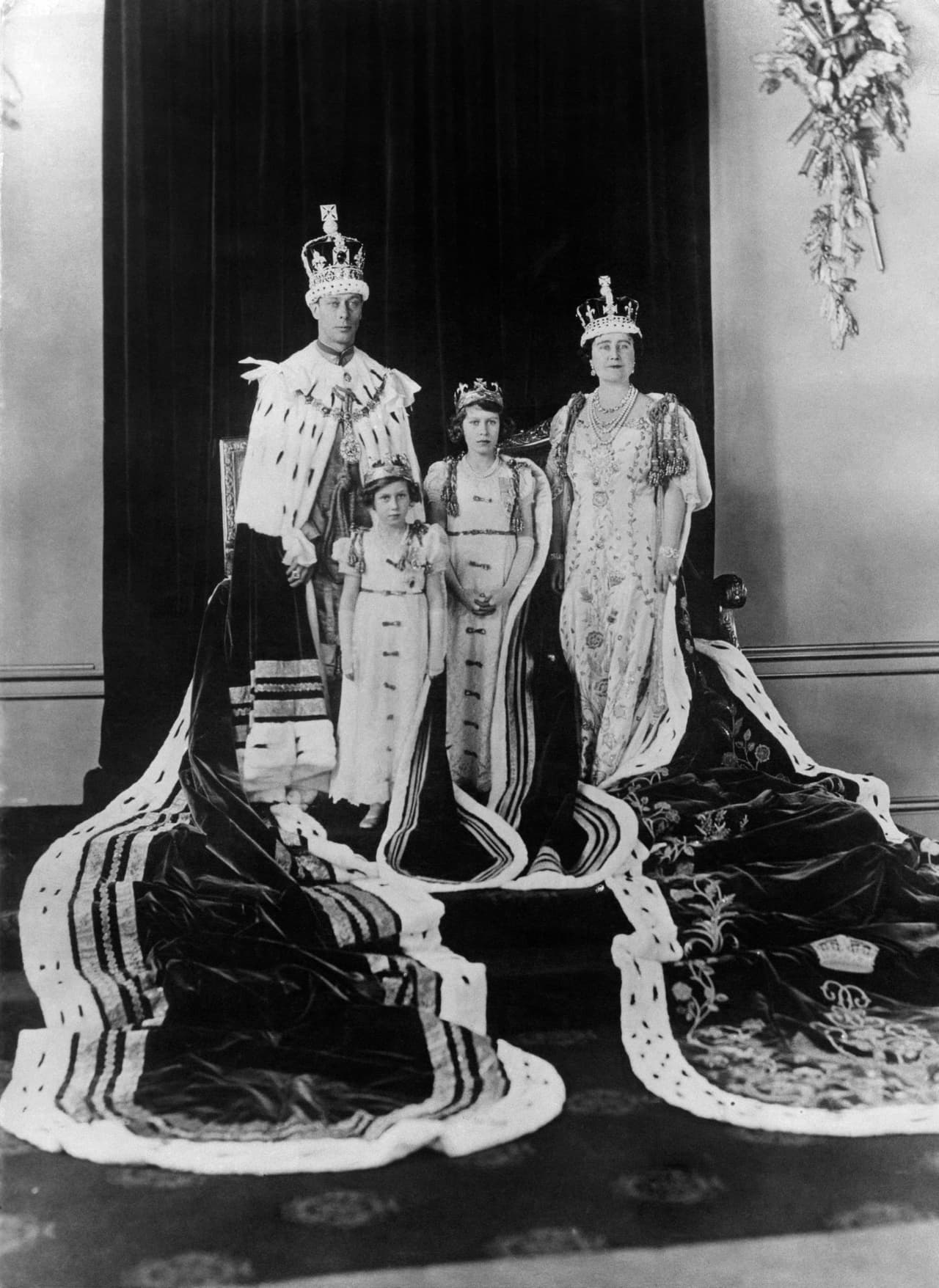 El rey Jorge VI junto a su familia, la reina Elizabeth Bowes-Lyon y sus hijas las princesas Elizabeth y Margarita, en la Coronación del Duque de York el 12 de mayo de 1937.