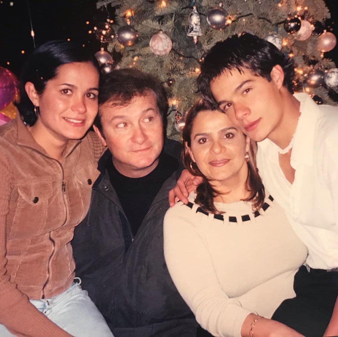 Arturo Peniche reveló hace unos días que la pandemia de Covid-19 no solo le había generado pérdidas familiares, sino que también “había arrastrado” con su matrimonio; y es que después de 38 años, había tomado la decisión de separarse de su esposa Gabriela Ortiz. Te contamos la historia de amor de la pareja.