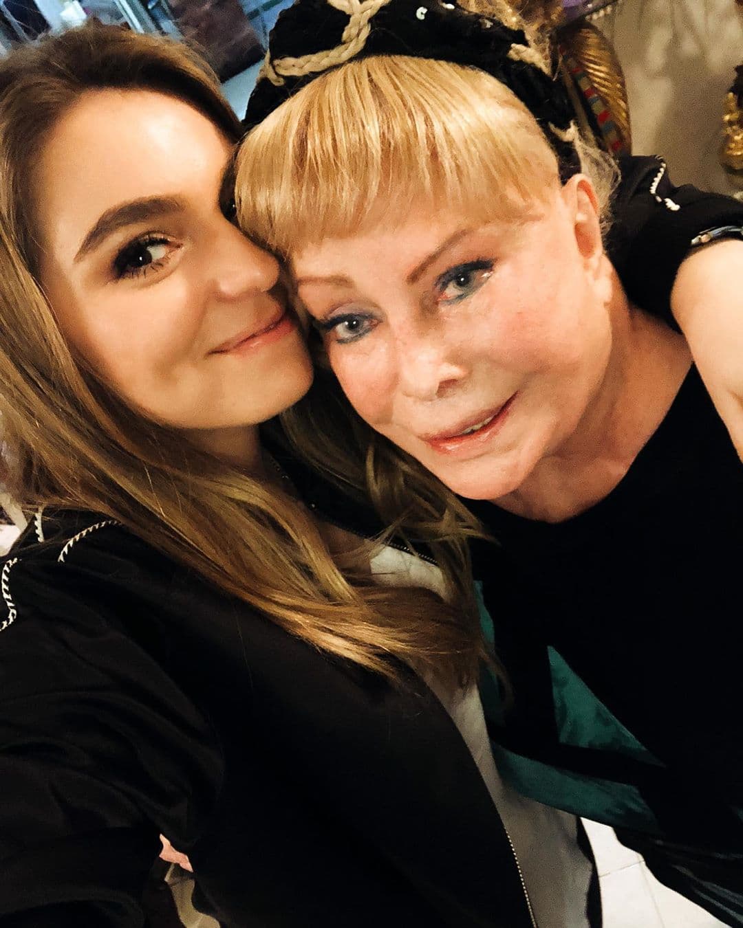 La hija de Angélica Rivera detalló que es compradora compulsiva y que ama adquirir ‘chacharas’, hecho que heredó de su abuela paterna. “Soy una compradora compulsiva de pura chacharita, no me importa de qué tienda o de dónde sea. Me encanta chacharear, yo creo que eso me lo dejó mi abuela Coco, porque a mis hermanas y a mí nos fascina la chachara”, destacó.
