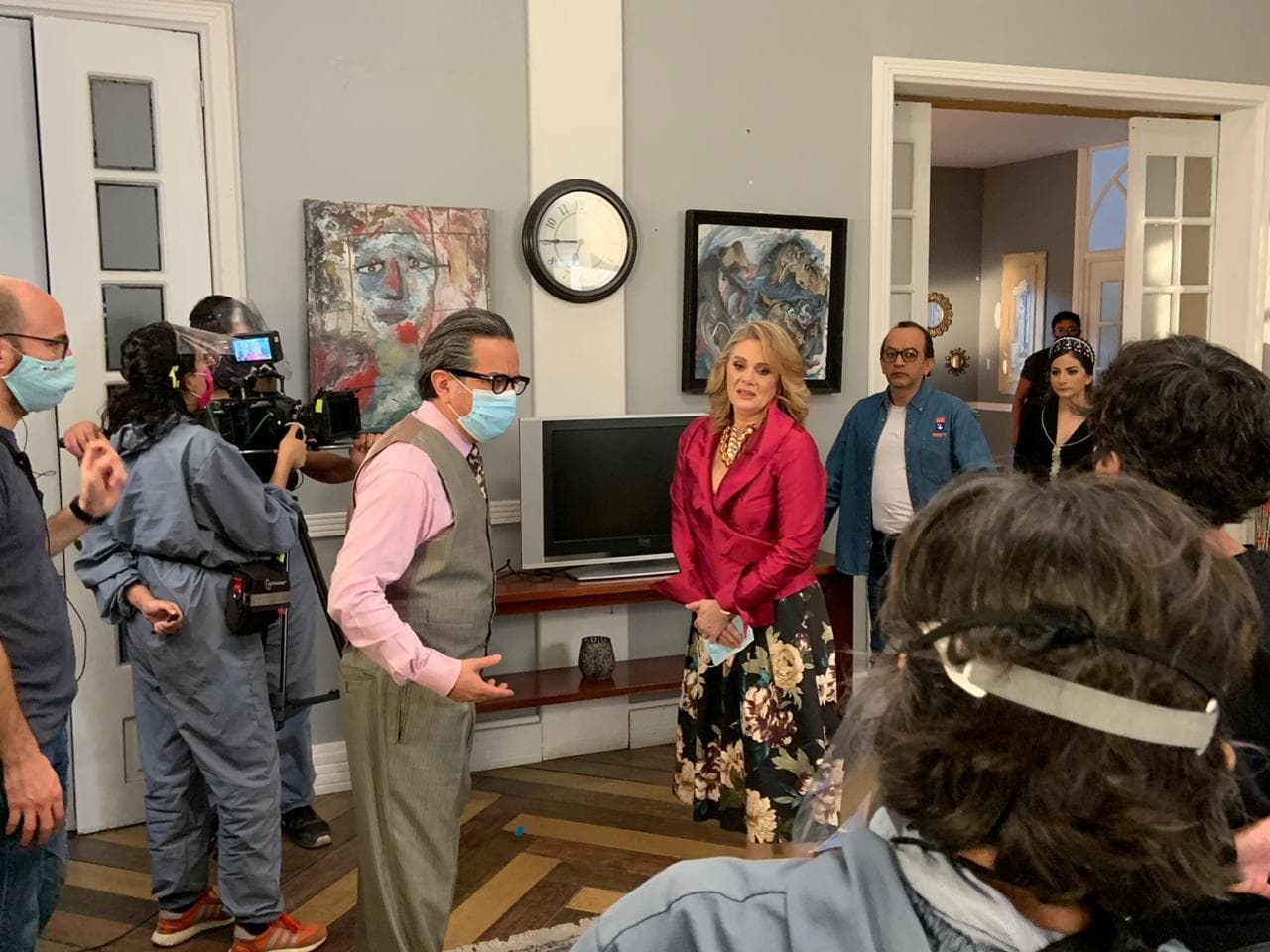 Freddy dio indicaciones para las escenas con 'La Reina del Tik Tok', Erika Buenfil.