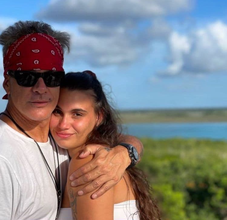 Fernando Carrillo publica video de su hijo y esposa; causa polémica