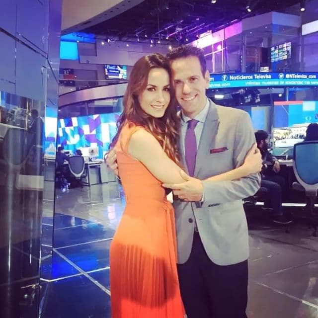 También fue conductora titular de espectáculos en el Noticiero 'Primero Noticias', al lado de Carlos Loret de Mola.