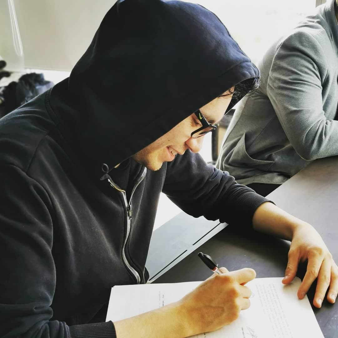 “Pues he pensado por tantos años que lo más importante es ser real y genuino y me siento bien porque eso es lo que soy yo y como todos, he vivido una serie de experiencias que me han permitido conocerme más y aprender a que negarse, a uno mismo, es la máxima de las traiciones. Por eso con todo orgullo (…) quiero hacerles de carácter público que soy gay. Y si me preguntan qué va a cambiar a partir de hoy, después de este comunicado, la respuesta es simple: nada (…) Solo soy yo y sigo siendo el mismo, no se acaba el mundo”, precisó.